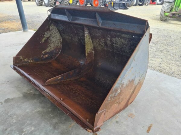 LARGE 1000L CAPACITY BUCKET WITH MERLO HITCH